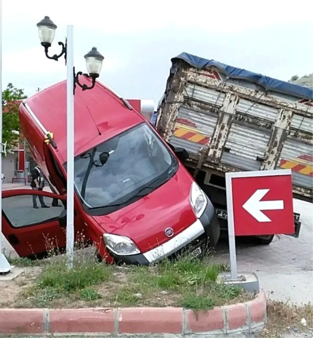 Freni Patlayan Kamyon Kaza Yaptı