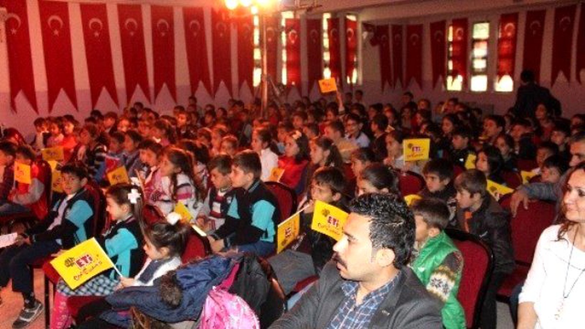 Horasan Belediyesi ve Eti\'den Tiyatro Etkinliği