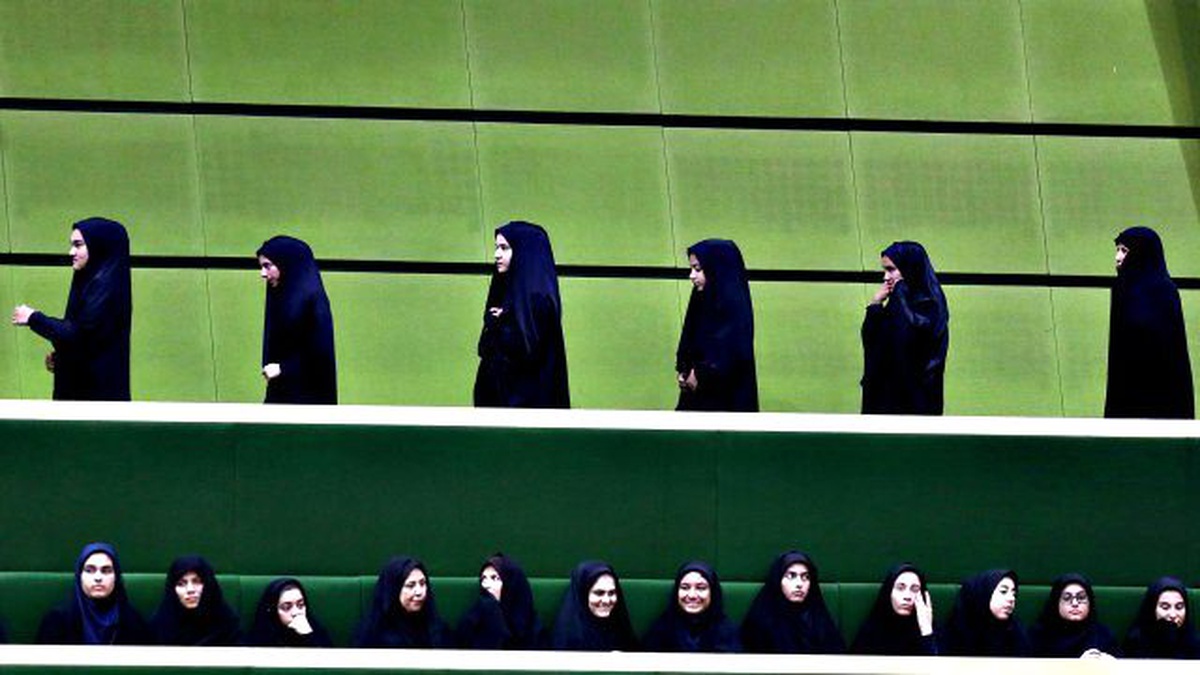 Ruhani\'ye Meydan Okudular! İran\'da Başörtüsüz Fotoğraf Vekillikten Etti