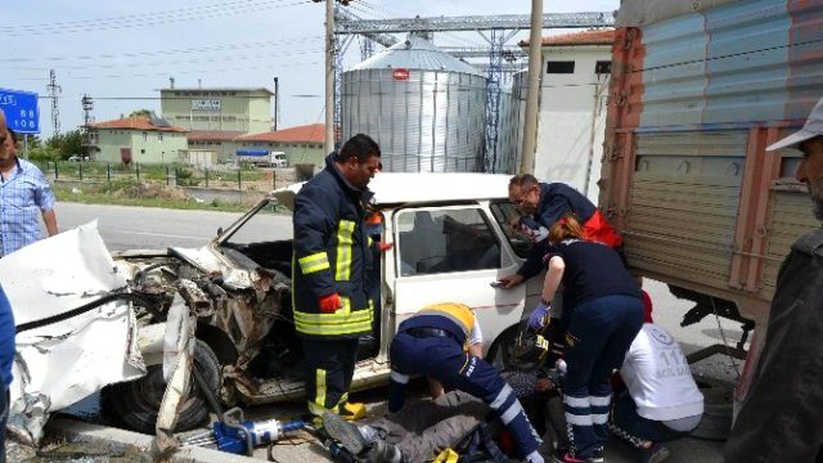 Kulu\'da Otomobil Kamyonetle Çarpıştı: 1 Yaralı