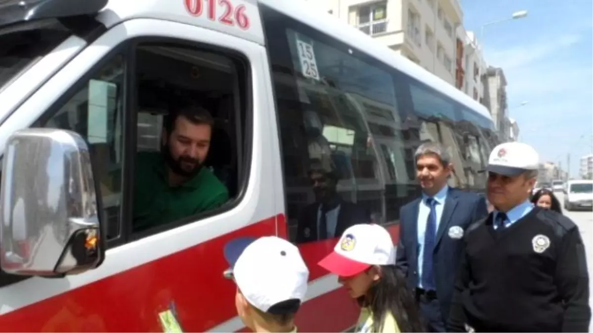 Minik Öğrencilerden Renkli \'Trafik Güvenliği Haftası\' Kutlaması