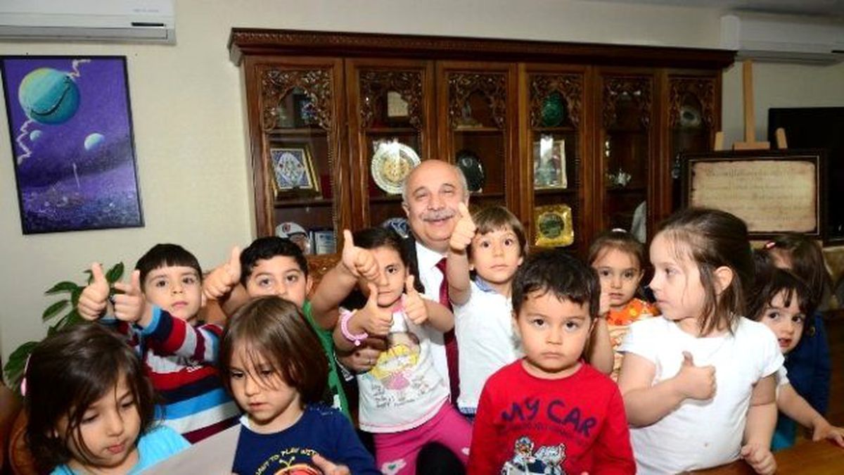 Miniklerden Üniversite Rektörü Prof. Dr. Gönüllü\'ye Ziyaret