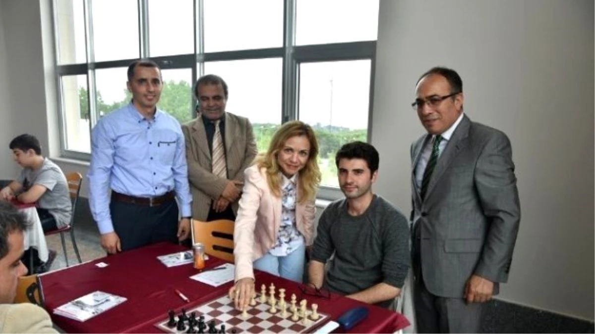 Satranç Turnuvasında İlk Hamle Mennan\'dan