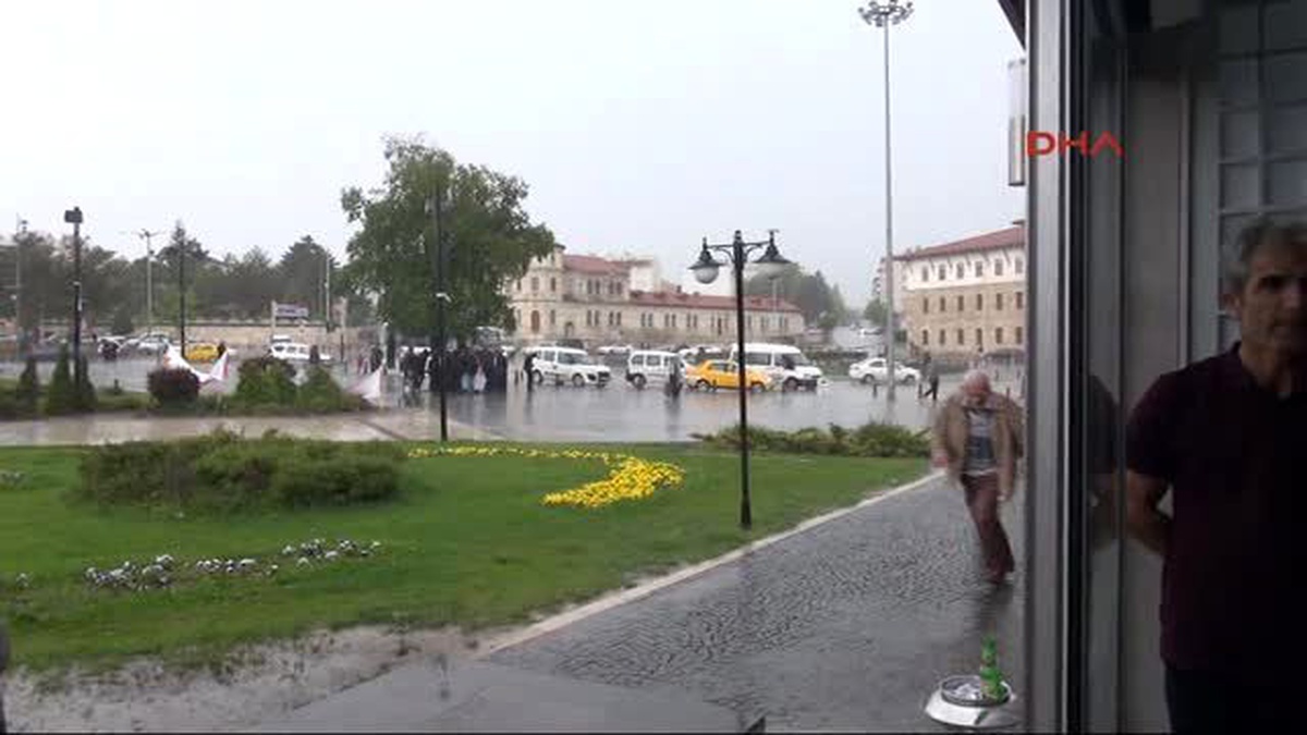 Sivas\'ta Ani Yağmur Hayatı Olumsuz Etkiledi