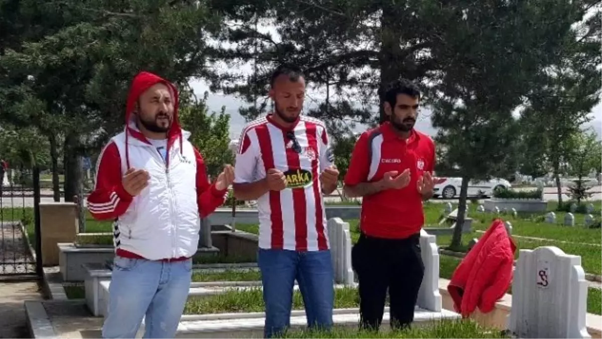 Sivasspor Taraftarları Kayserispor Maçında Ölenleri Mezarı Başında Andı