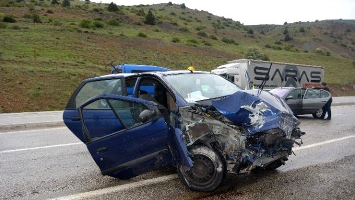 Tercan\'da Trafik Kazası: 1 Ölü, 2 Yaralı