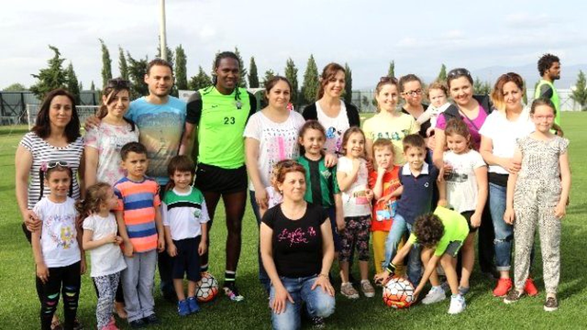 Akhisar Belediyespor\'a Miniklerden Başarı Dileği