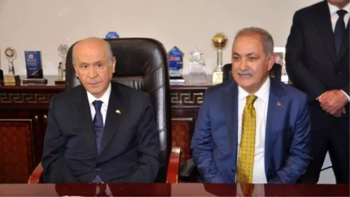 Bahçeli\'ye Osmaniye\'de Tespih Hediye Edildi