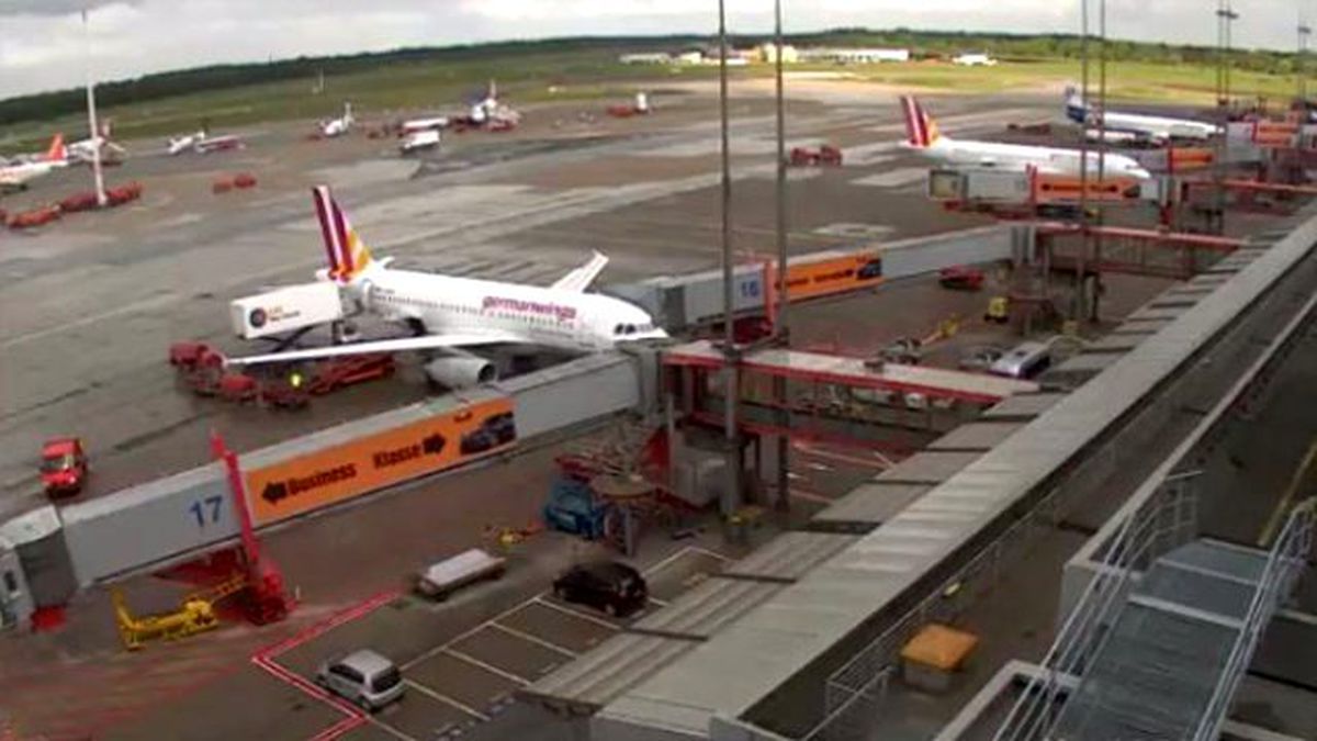 Bomba Alarmı Yapıldı Polis Yanlış Uçakta Arama Yaptı