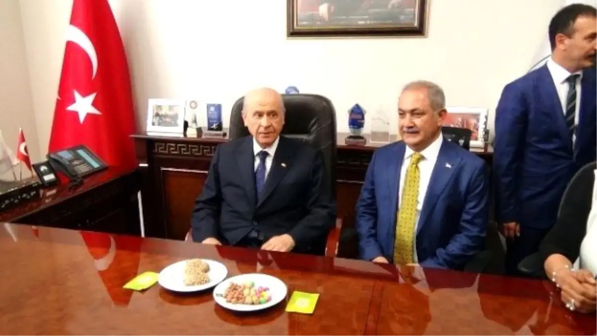 Devlet Bahçeli, Memleketi Osmaniye\'de "Hareketin Lideri Devlet Bahçeli" Sloganlarıyla Karşılandı