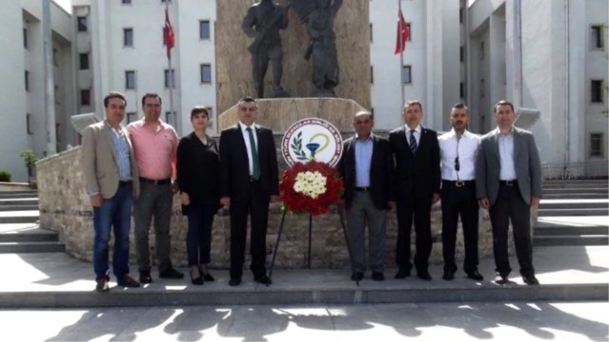 Eczacılar Atatürk Anıtına Çelenk Koydu