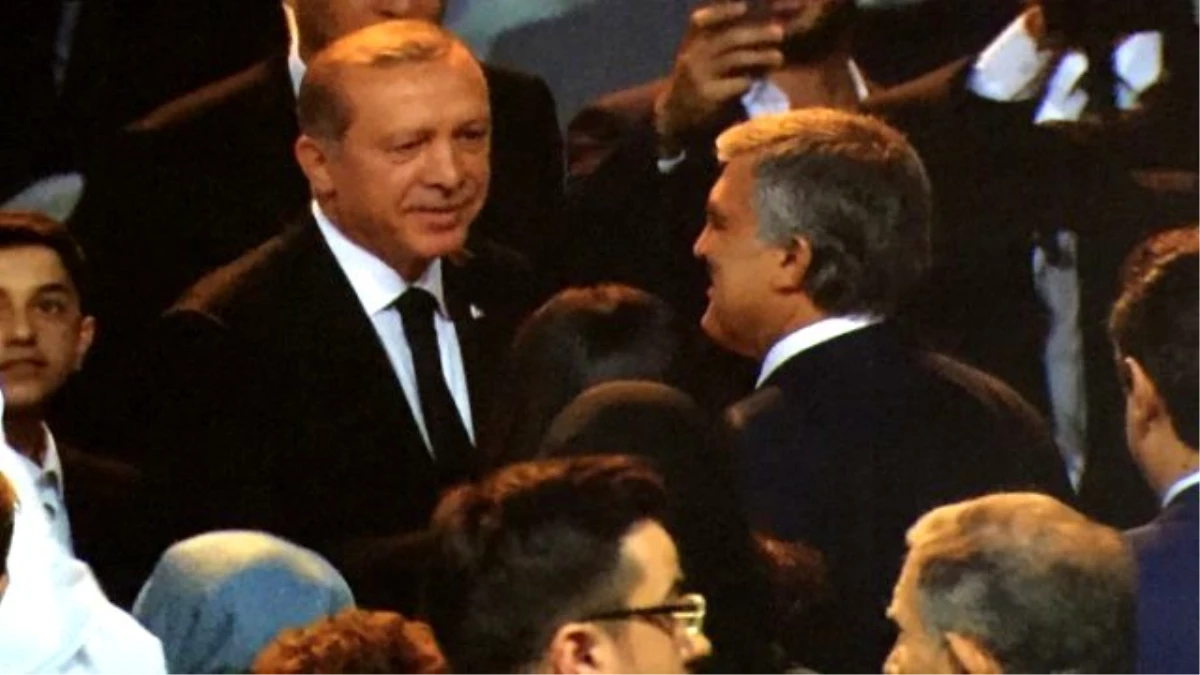 Erdoğan, Gül ve Davutoğlu ile Tokalaştı; Salonda Alkış Koptu