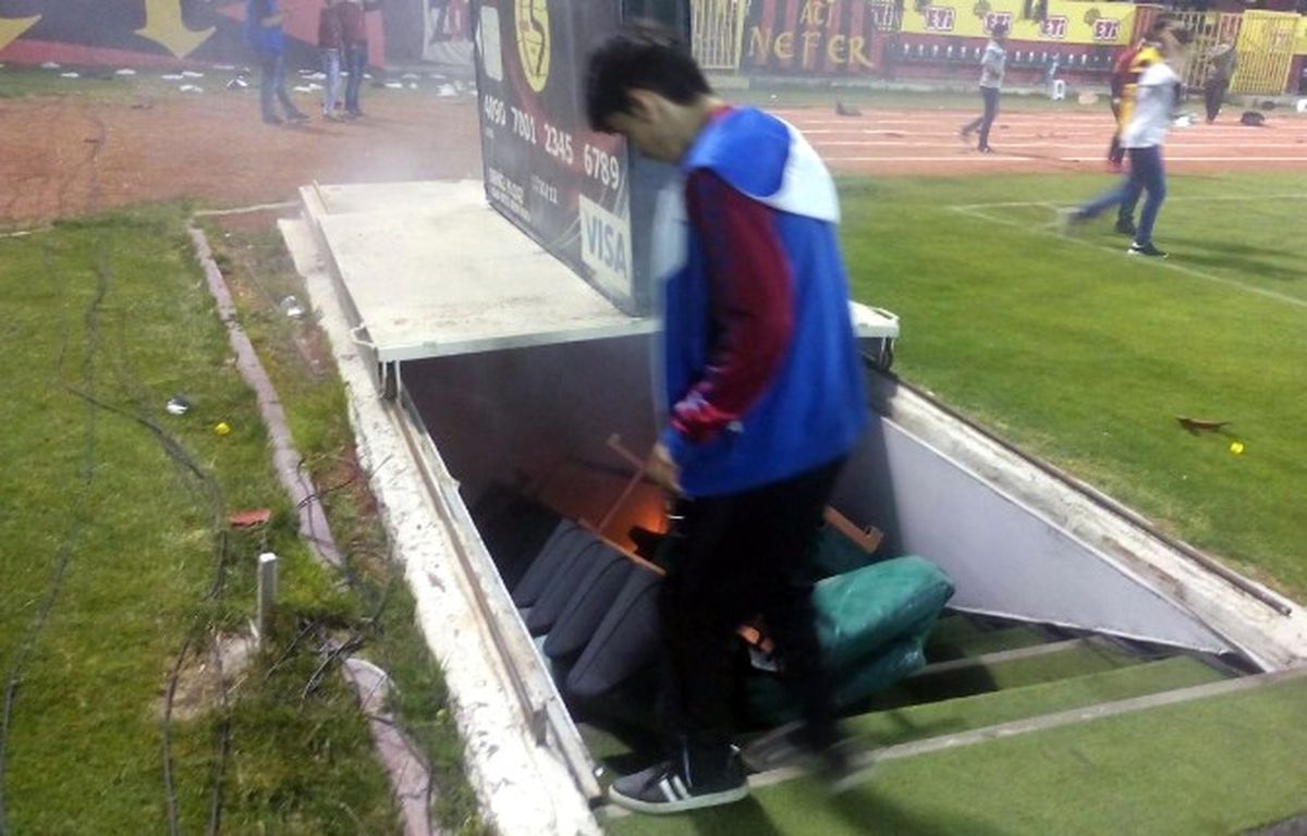 Eskişehirsporlu Taraftarlar Kaybettikleri Maç Sonunda Stadı Yaktı