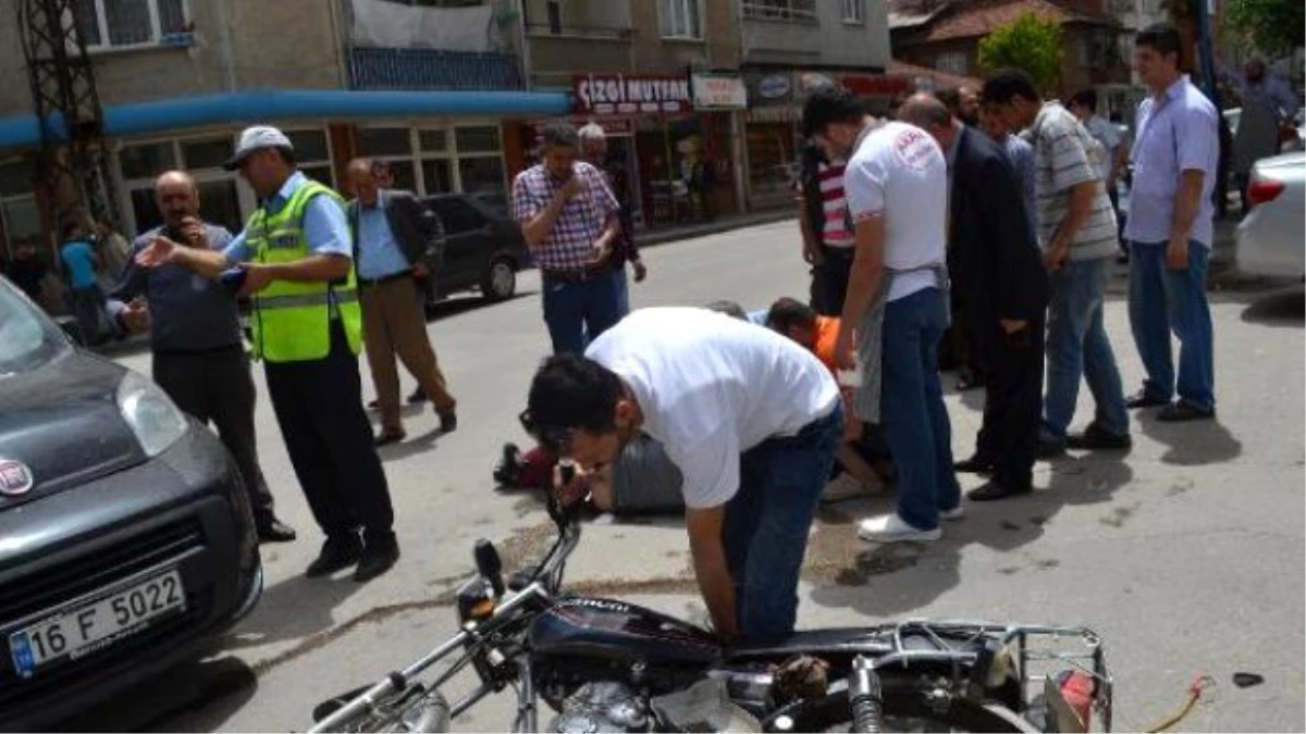 Kasksız Motosiklet Sürücüsü Kazada Yaralandı