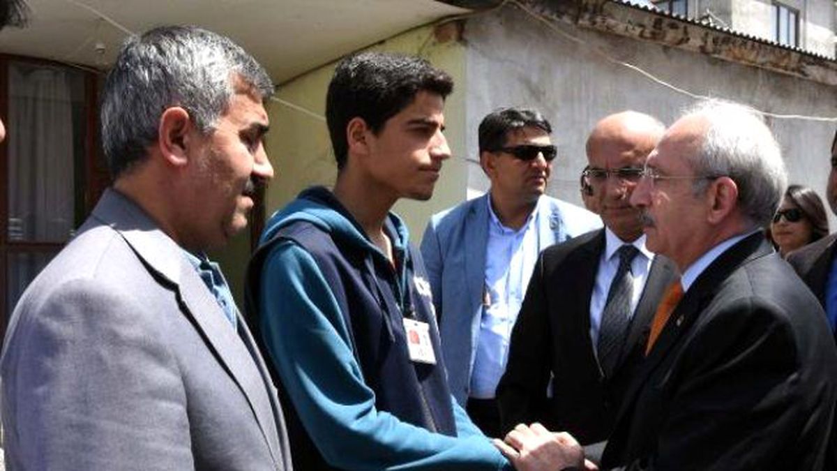 Kılıçdaroğlu\'ndan, Van\'da Şehit Ailesine Başsağlığı Ziyareti