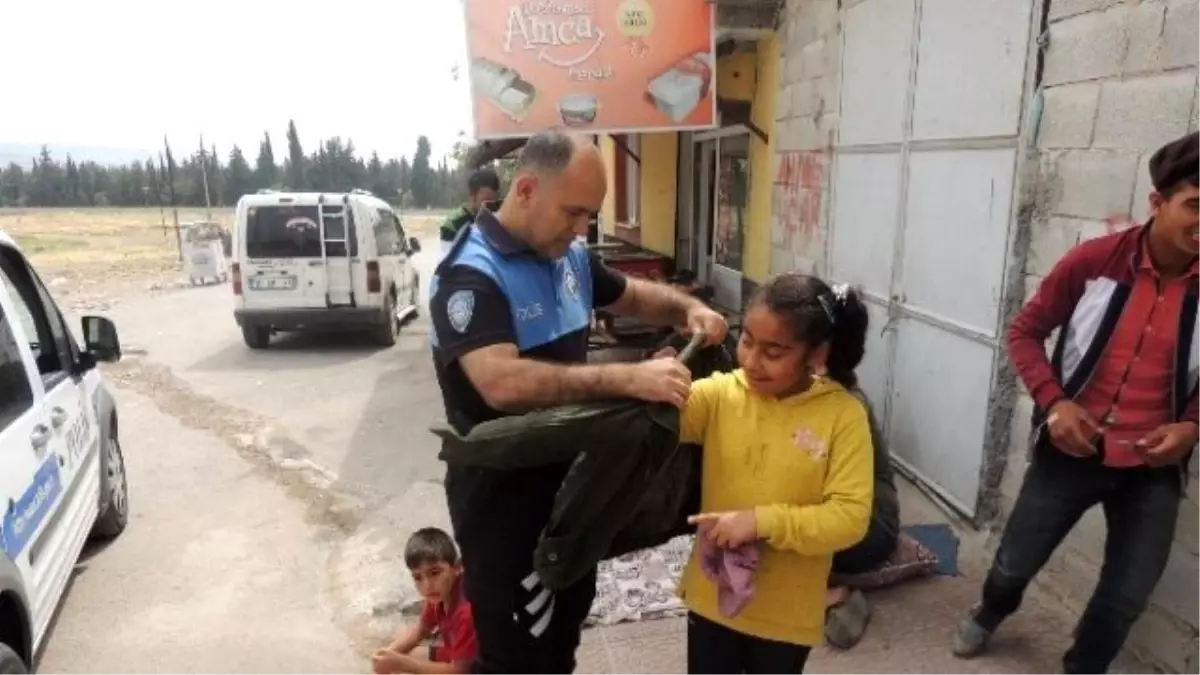 Kilisli Polislerden Giysi Yardımı