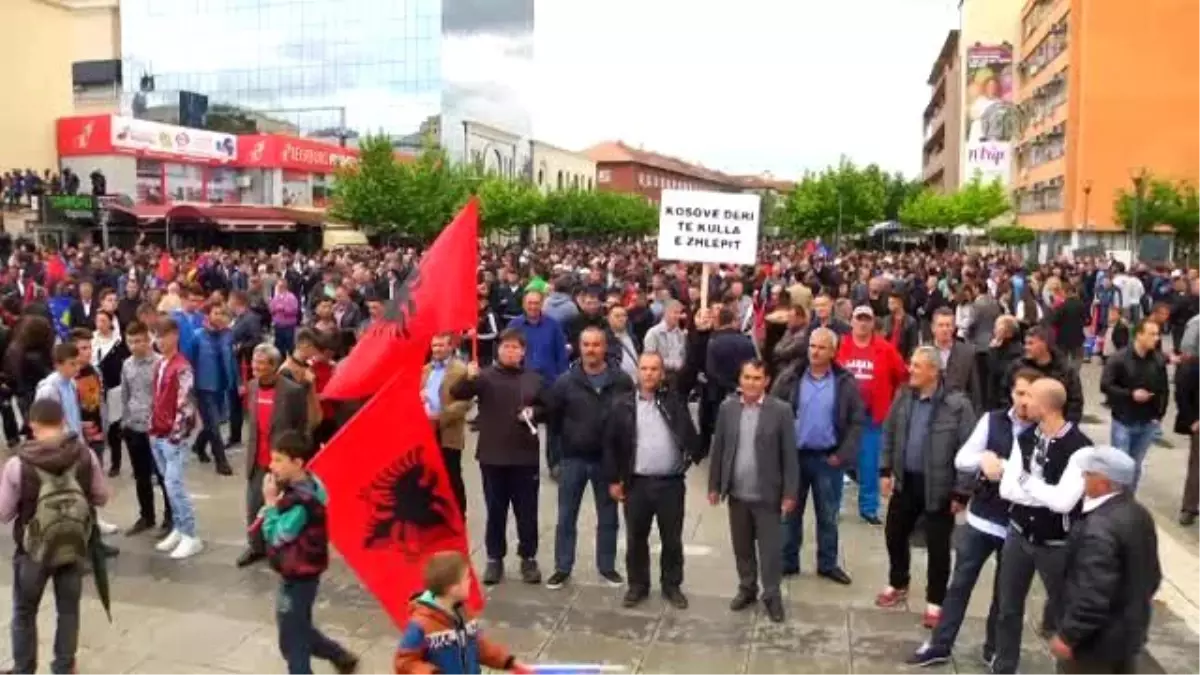 Kosova\'da Hükümet Karşıtı Protesto