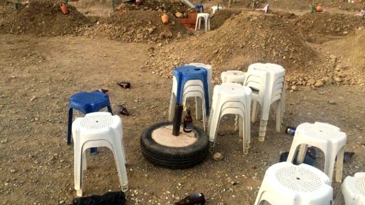 Mezarlıkta İçki Alemi! Vatandaşlar İsyan Etti