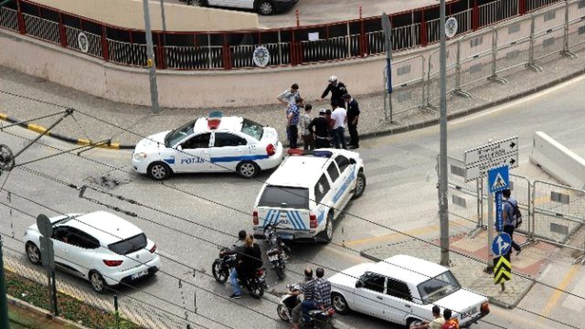 Motosiklet Polis Aracına Çarptı: 1 Yaralı