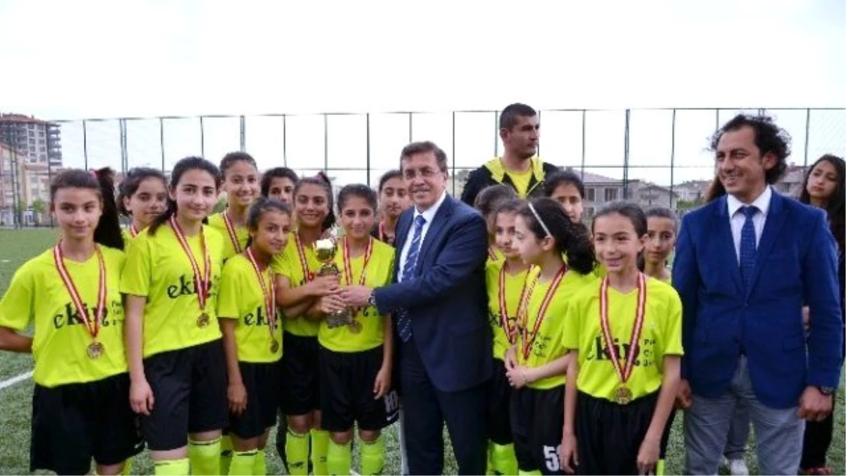 Okullar Arası Futbol Turnuvasında Kupalar Sahibini Buldu