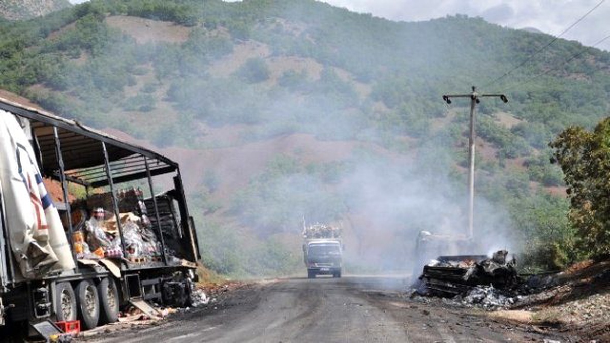 PKK\'lıların Araç Yaktığı Tunceli-erzincan Karayolu Ulaşıma Açıldı