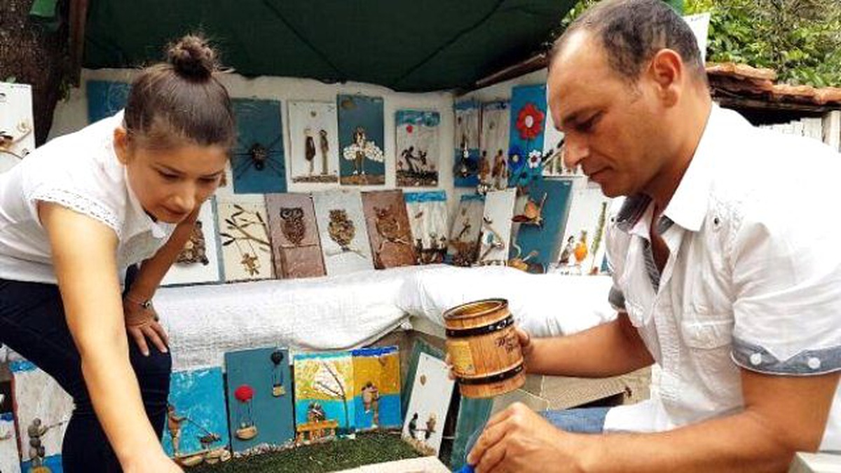 Plaj Taşları ve Deniz Kabukluları Tablo Oldu
