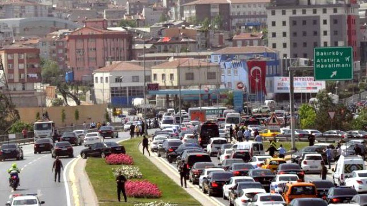 Erdoğan\'ın Düğününe Yetişmek İsteyenler Refüjden Geçti