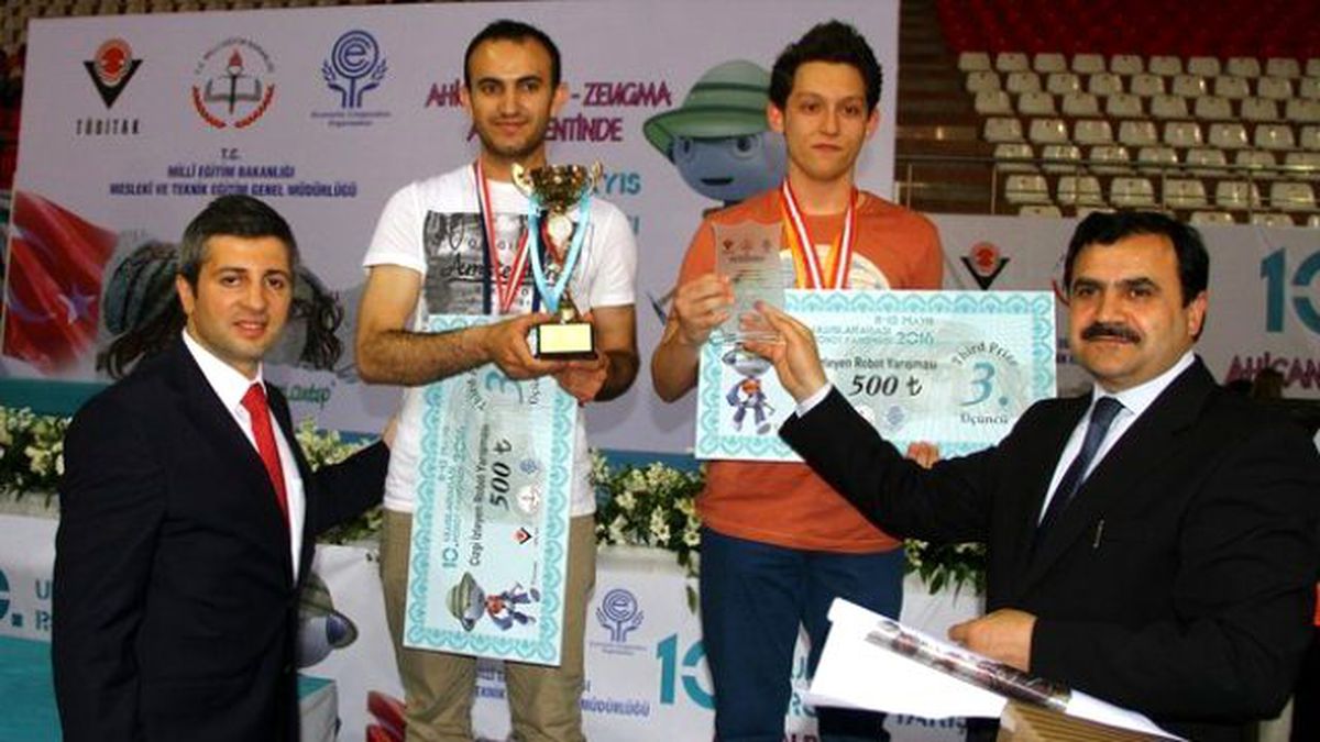 Robot Yarışması\'nın Kazananları Ödüllendirildi