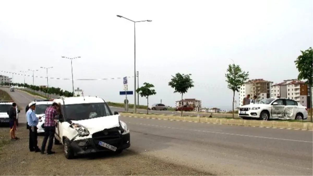 Samsun\'da Trafik Kazası: 4 Yaralı