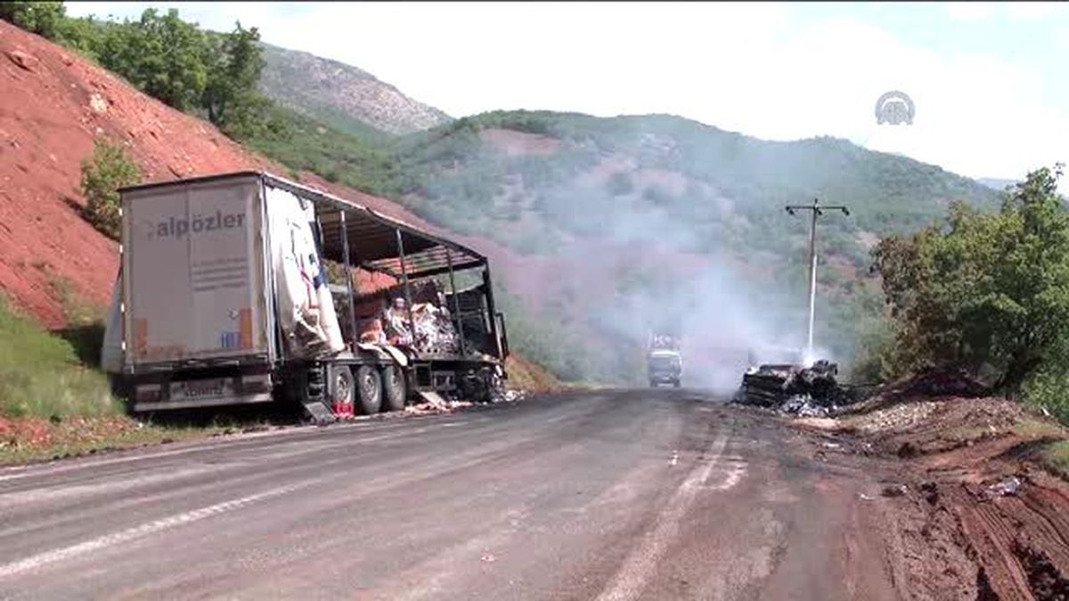 PKK'lı Teröristler Tunceli'de Yol Kesip 2 TIR'ı Yaktı