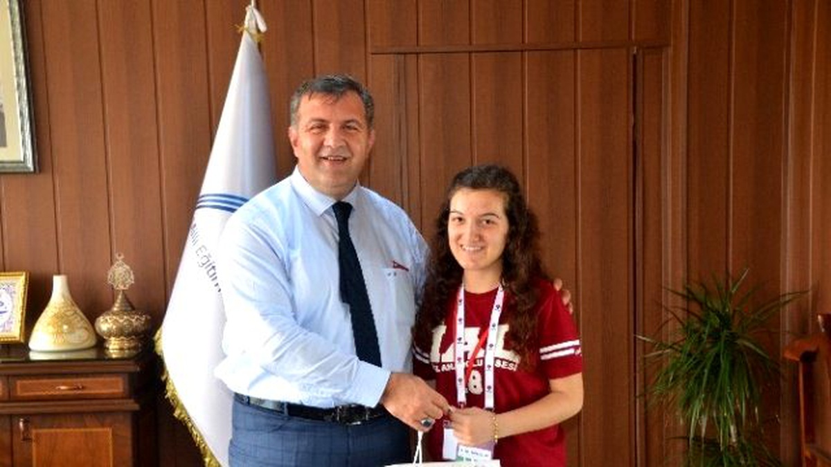 Tübitak Şampiyonu Öğrencilerden Müdür Koca\'ya Ziyaret