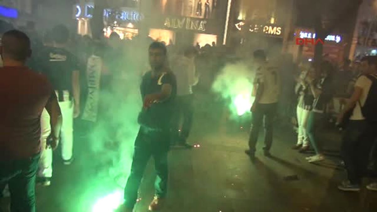 Adapazarı\'nda Şampiyonluk Kutlamalarından Taraftarlar Tartıştı