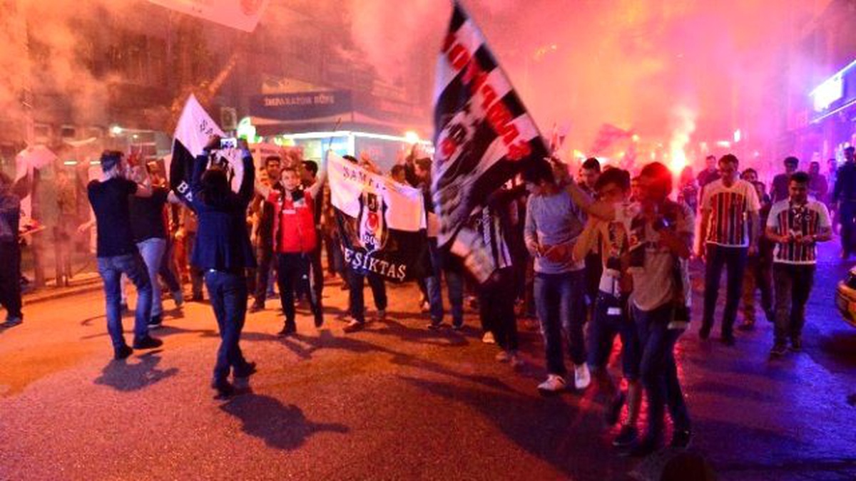 Beşiktaş\'ın Şampiyonluğunu Yağmur Altında Kutladılar