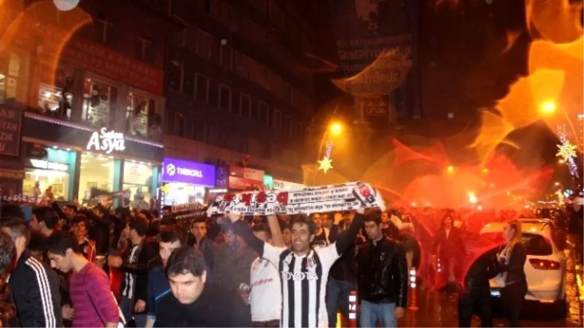 Beşiktaş Taraftarları Şampiyonluğu Havuza Atlayarak Kutladı