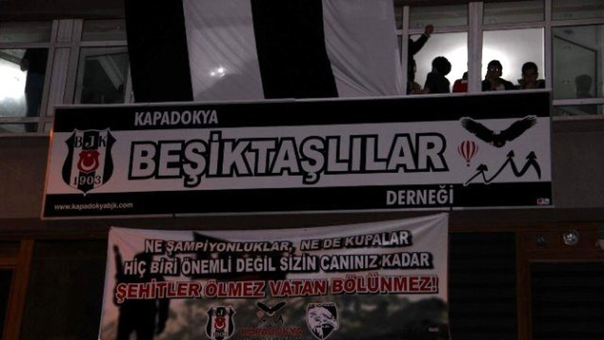 Beşiktaş Taraftarlarından Duygulandıran Pankart