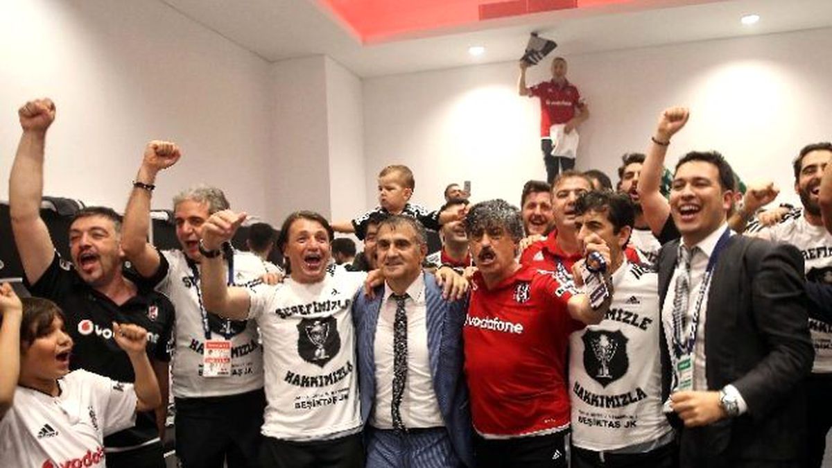 Beşiktaşlılar\'dan Şampiyonluk Pozu