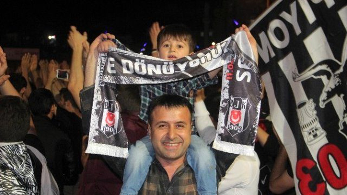 Beşiktaşlılar Galibiyeti Doyasıya Kutladı