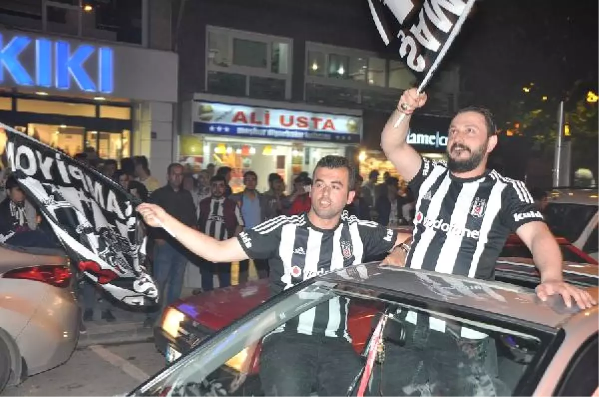 Çorum\'da Beşiktaşlı Taraftarlardan Kutlama