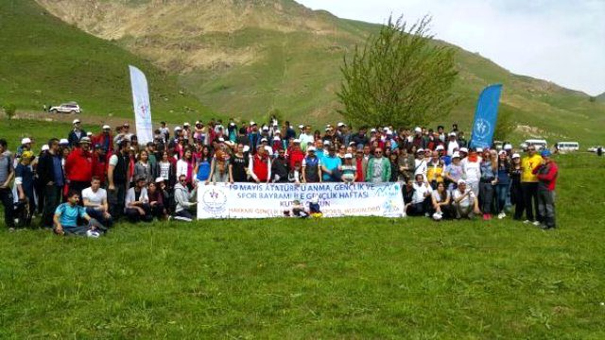 Hakkari\'de Gençlerden Doğa Yürüyüşü