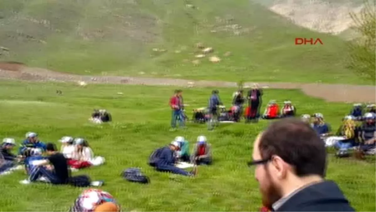 Hakkari\'de Gençlerden Doğa Yürüyüşü