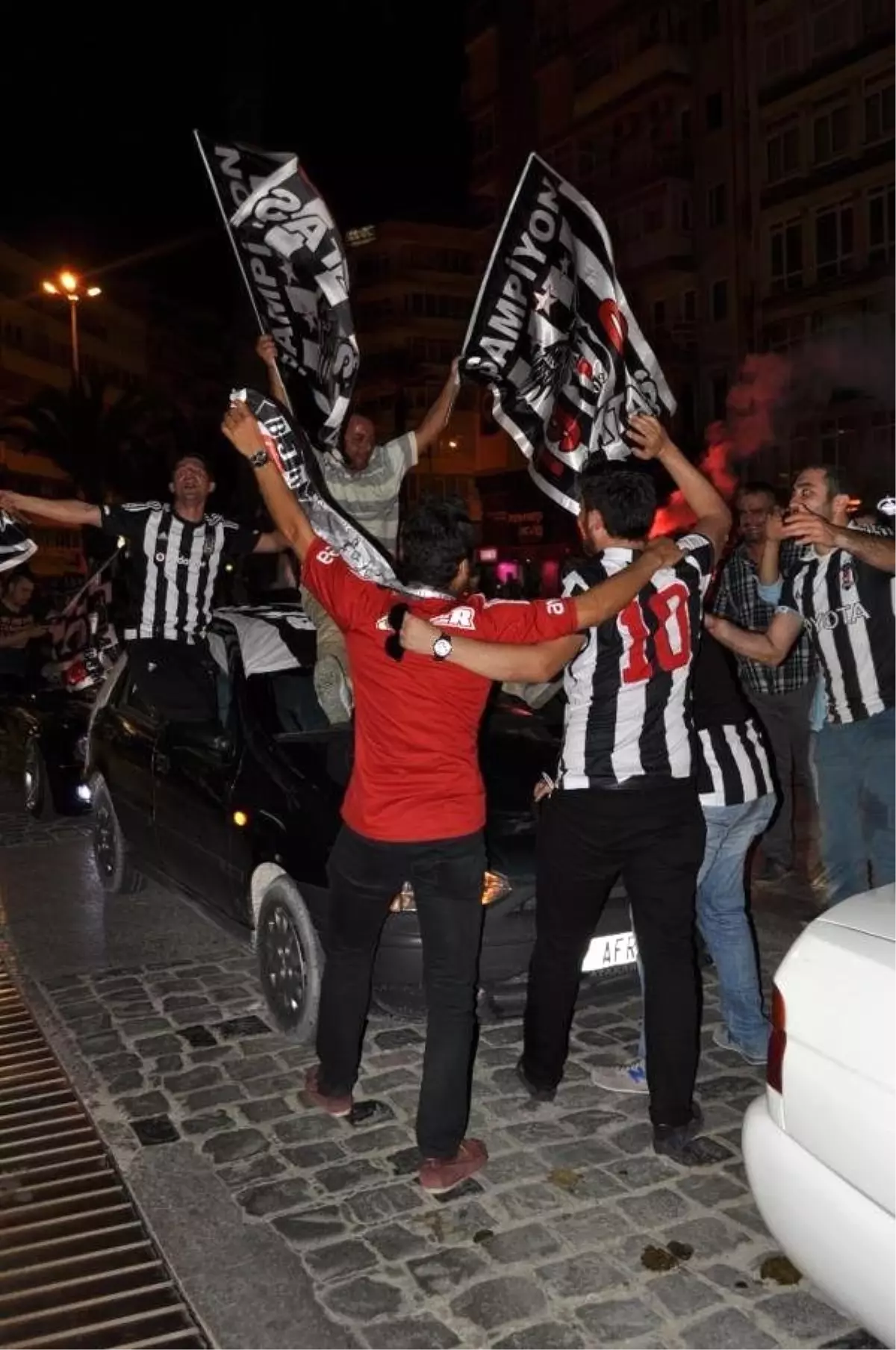 İzmir\'de Beşiktaş Şampiyonluğu Kutlandı