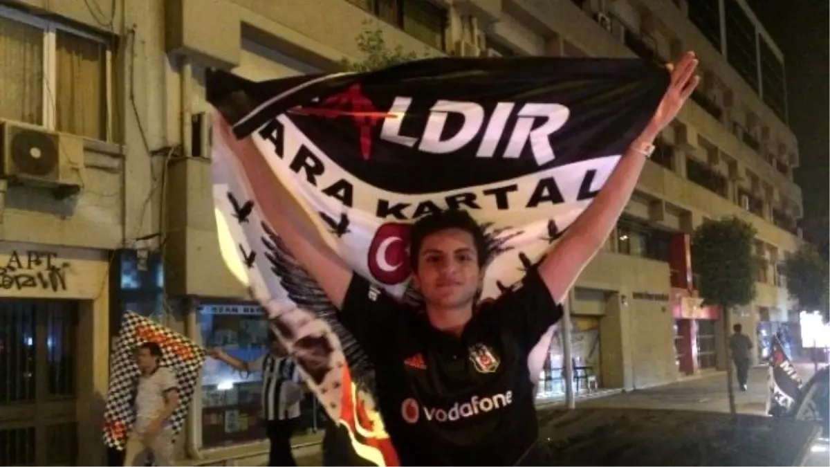 İzmir\'de Beşiktaşlı Taraftarların Şampiyonluk Coşkusu