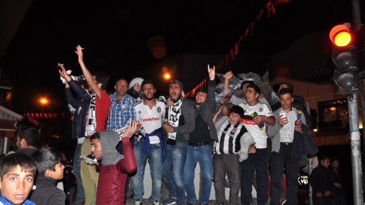 Kars\'ta Beşiktaşlılar Sokağa Döküldü