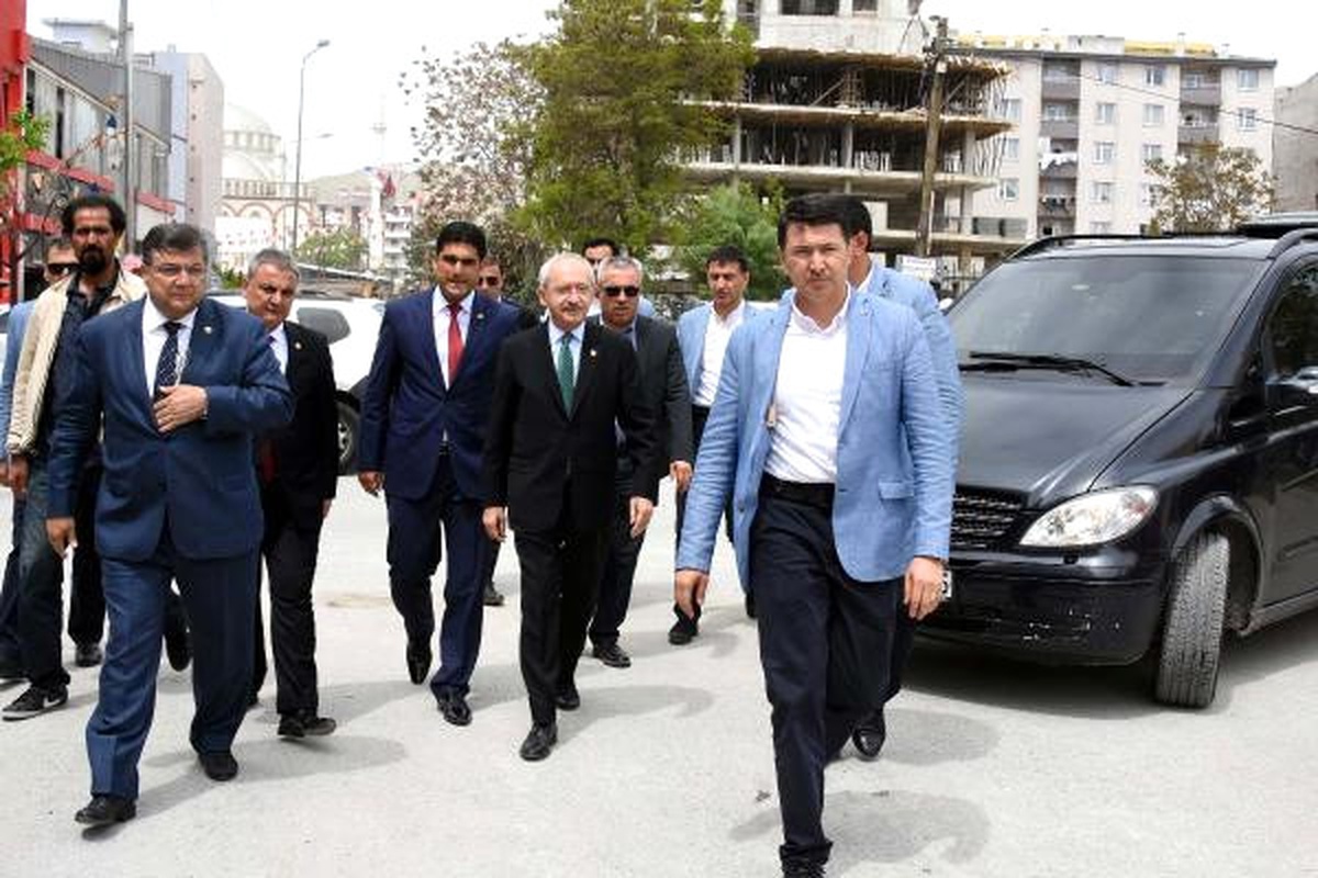 Kılıçdaroğlu\'na Futbolcu Kızlardan Sürpriz Karşılama (2)
