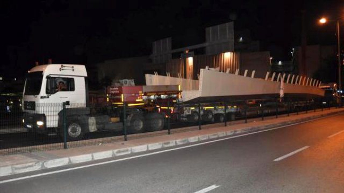 Konak Yaya Üst Geçidi\'nin Montajı Tamamlandı