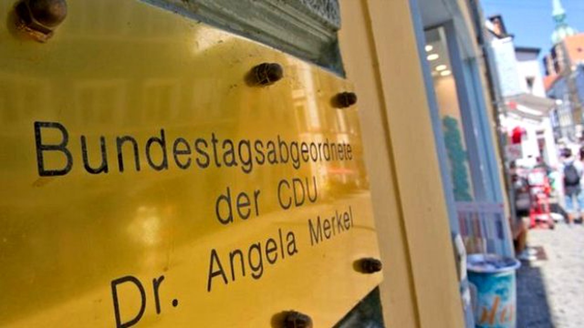 Merkel\'in Seçim Bürosuna Domuz Kafası Bırakıldı