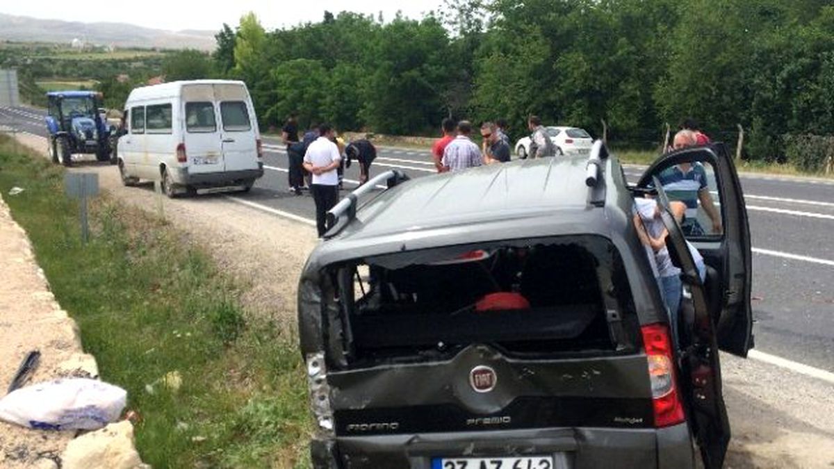 Minibüs ile Hafif Ticari Araç Çarpıştı: 2 Yaralı