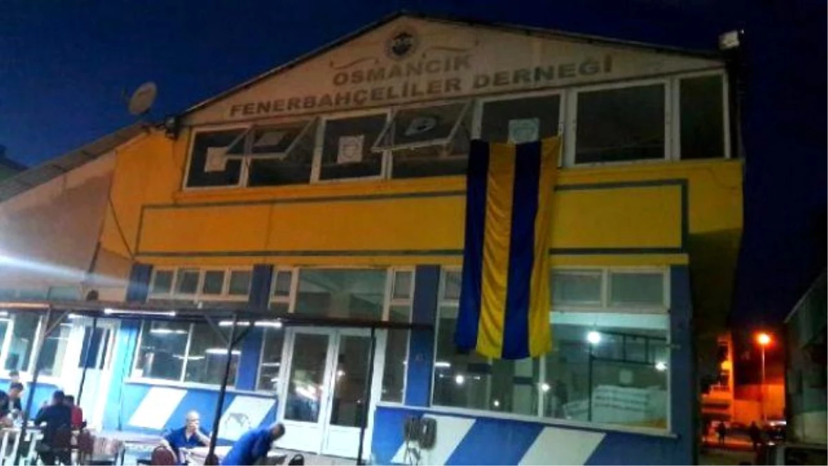 Osmancık\'ta Fenerbahçeliler Derneği\'ne Beşiktaş Bayrağı Asıldı (2)