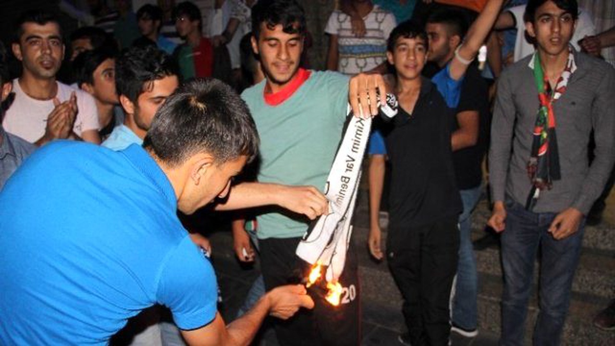 Şampiyonluğu Kutlayan Beşiktaşlılara Saldırı