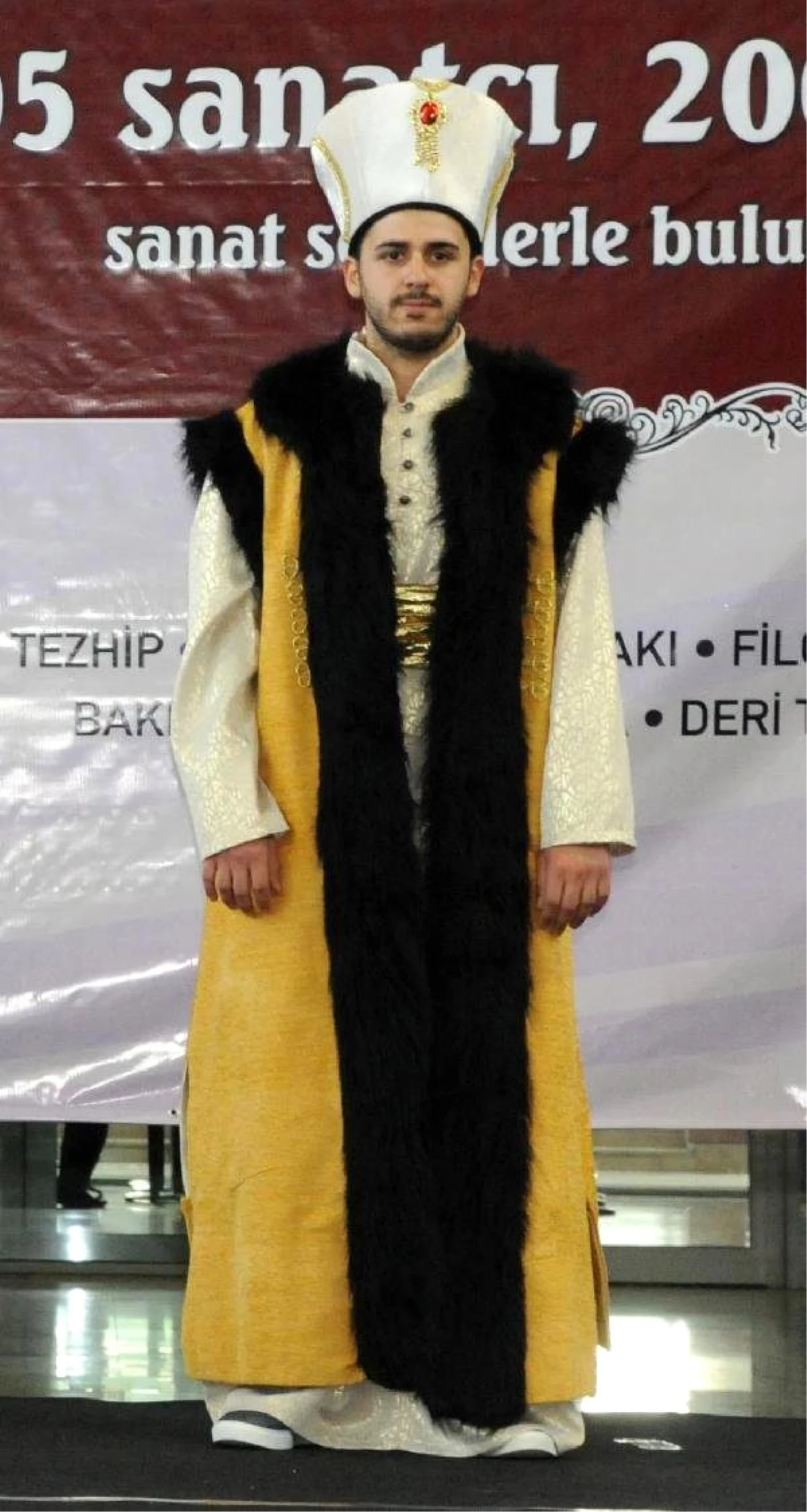 Şarkıcı Emrah\'ın Oğlu Osmanlı Kıyafetleri Defilesinde Podyuma Çıktı